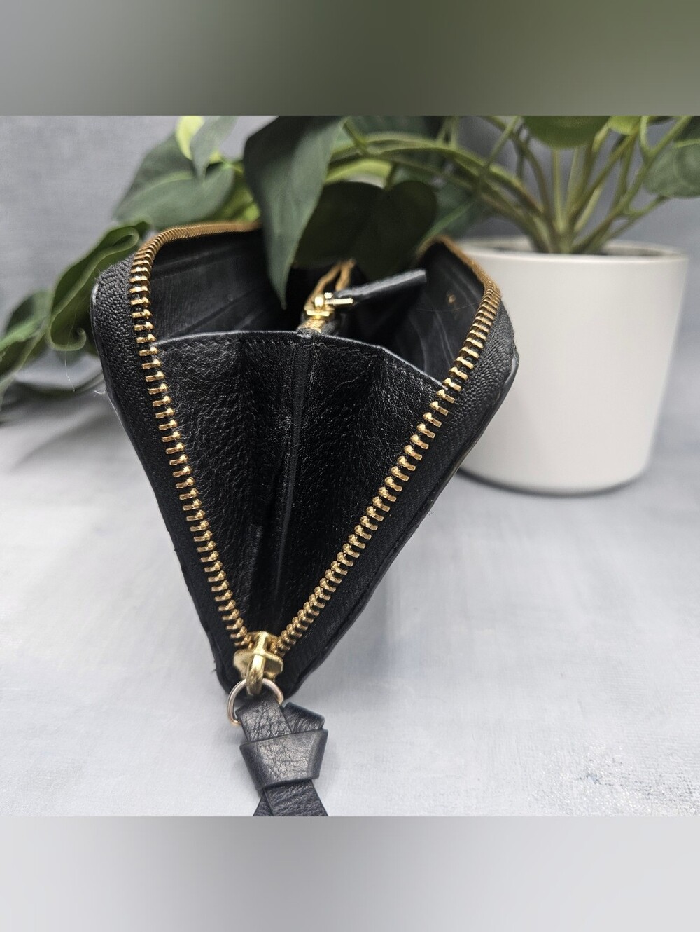 Tory Burch black continental wallet features a prominent embossed logo and leath - Picture 14 of 15